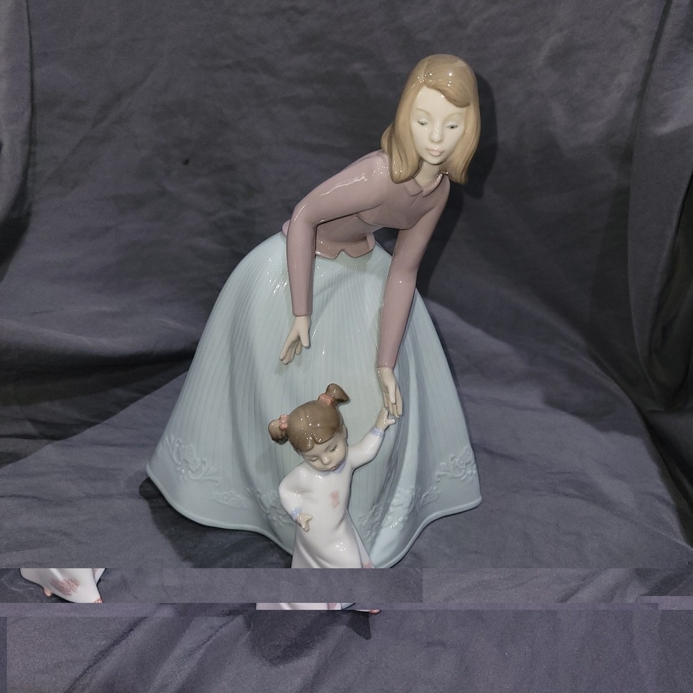 NAO by Lladro 1318 First Steps Porcelain Figurine Mother & Child - Used